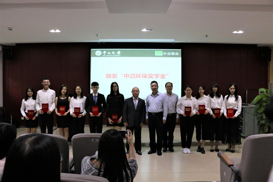 同学们参观过程