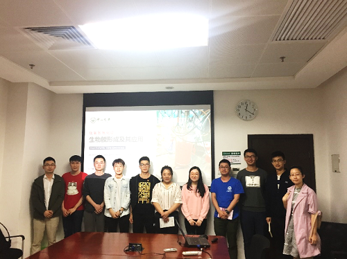 环境三班观展合影