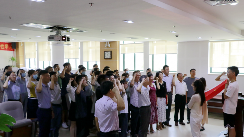 营员代表在闭营仪式上发言