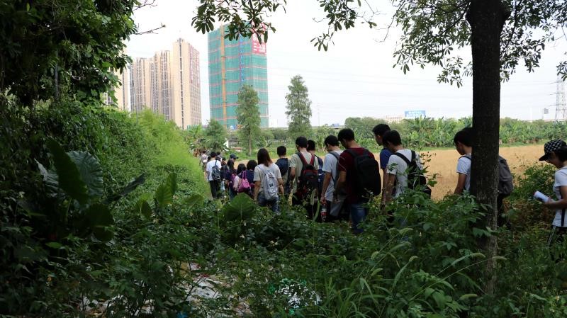 （图4-4&nbsp;报到现场）