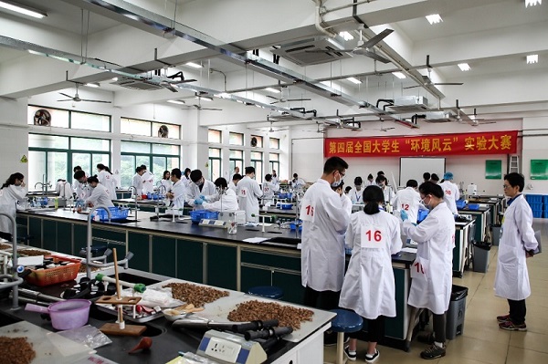 参赛小组进行实验操作考核