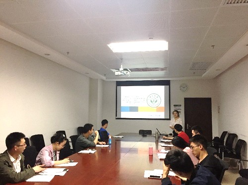 党员张会群作报告