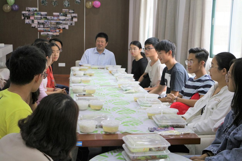 午餐会进行时，师生交流分享