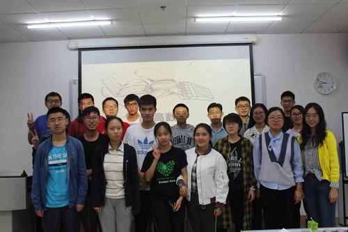 小讲师与听讲的同学们合影