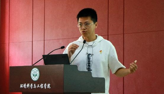 兼职辅导员郑鸿祥介绍支部调整等内容