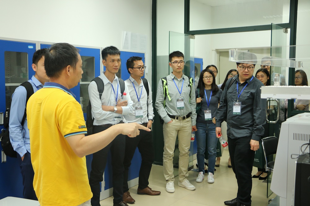 李传浩教授和黄雄飞工程师带领各位学者参观环境学院实验室