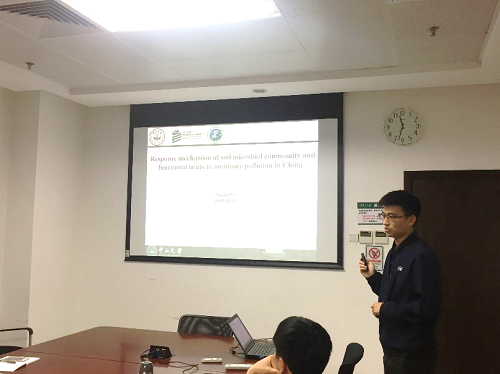 党员余黄做报告