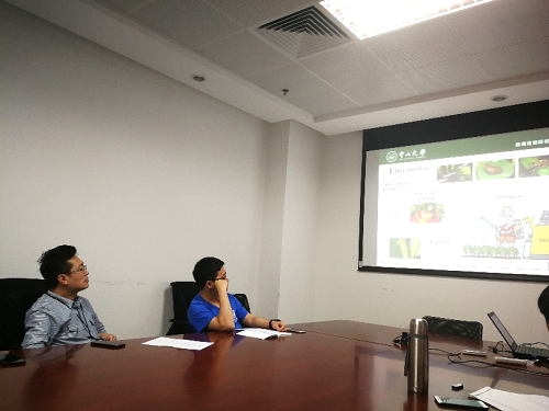 栾天罡书记和卢耀斌老师认真听取报告