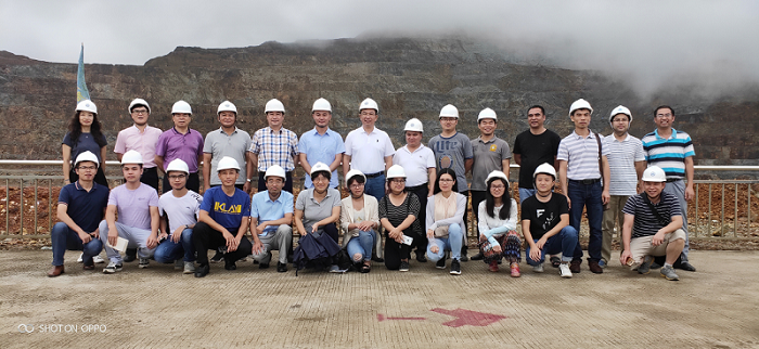 参观考察人员合影留念