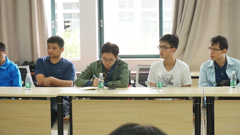 同学们认真聆听